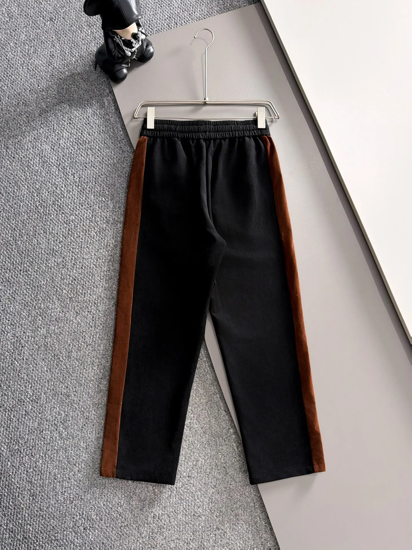 🛫🛫🛫High version Loro Piana 26ss customized top-quality fabric new jacket casual pants, ribbon letter embroidery stitching new show products‼ The product is in perfect condition, comfortable and warm, complete with three labels, full and attractive color, very outstanding design, customized hardware accessories can easily enhance the fashion sense, the workmanship is extremely elegant and rigorous, and the wiring is neat and meticulous! A masterpiece from a famous designer! The upper body does not look bloated and is super handsome! Sizes：M～XXXL